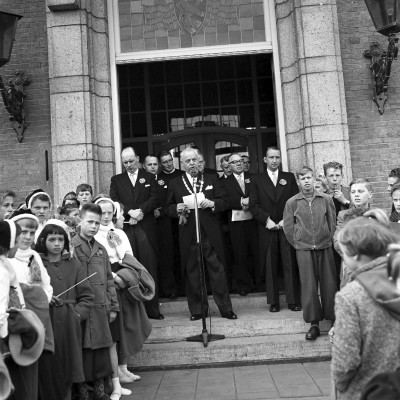 Burgemeester Schreven houdt een toespraak voor het gemeentehuis tijdens Koninginnedag, Veghel 1958 (foto: Harry van Liempd, collectie BHIC nr. 1915-001451)