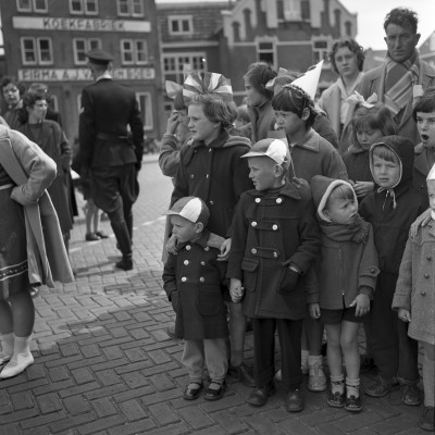 Voorstellingen en feestelijkheden op de Markt van Veghel, waarschijnlijk Koninginnedag (foto: Harry van Liempd, collectie BHIC nr. 1915-001452)  (foto: Harry van Liempd, collectie BHIC nr. 1915-001452) 