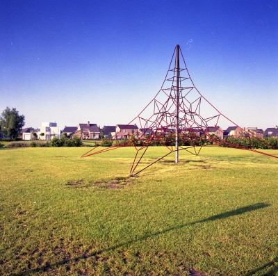 Het Bunderspark gezien vanaf het Lavasveld. De huizen op de achtergrond staan aan de Gemzeweide, Veghel (foto: Harry van Liempd, collectie BHIC nr. 1915-001662) 