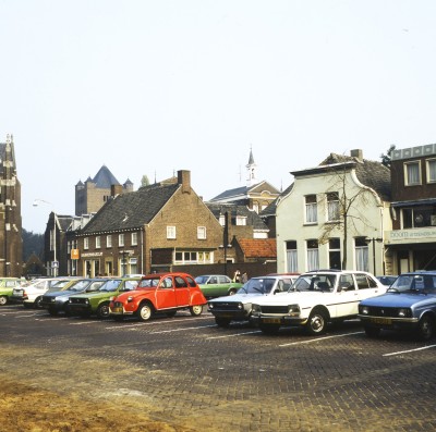 Geparkeerde auto's op de Markt, Veghel (foto: Harry van Liempd, collectie BHIC nr. 1915-003286)