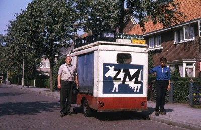 Martien v.d. Pas staat naast zijn melkwagen, Versterstraat Vught 1970 (foto: Vera Delleman-de Kort, collectie BHIC nr. 1923-002457)