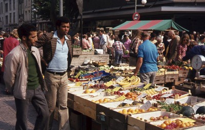 Stadsbeeld van het centrum met marktkramen en een aanbod van fruit, 's-Hertogenbosch 1973(foto: Vera Delleman-de Kort, collectie BHIC nr. 1923-003341 )
