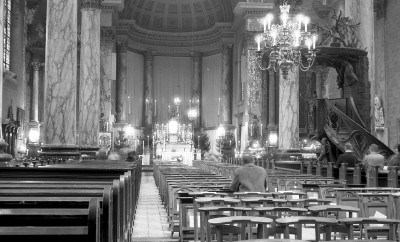 Het interieur van de Petrus' Bandenkerk (ook bekend als Sint Pieter- of Tolbrugkerk) aan de rand van volksbuurt De Pijp, 's Hertogenbosch (foto: Vera Delleman-de Kort, collectie BHIC nr. 1923-004607)