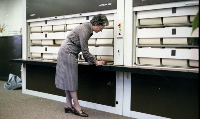 Vera de Kort is aan het werk bij een archiefkast, Vught (foto: collectie Vera Delleman-de Kort, collectie BHIC nr. 1923-005170)