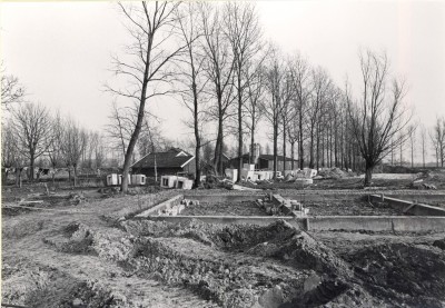 Bouw van woningen aan de Patrijsdonk in de Bunders. Op de achtergrond het Duits Lijntje, Veghel ca. 1973 (foto: Harry van Liempd, collectie BHIC nr. BCV5154)
