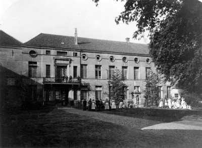 Tuinzijde van het vroegere Groot Ziekengasthuis, afgebroken in 1908, 's-Hertogenbosch ca. 1906 (foto: fotograaf onbekend, collectie Erfgoed 's-Hertogenbosch nr. 0005875)