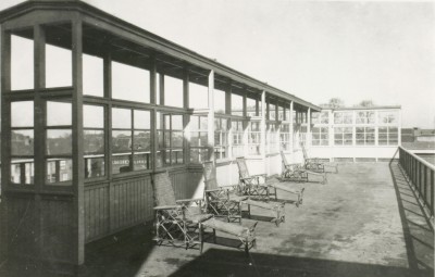 Terras voor openluchtverpleging, 's-Hertogenbosch 1932 (foto: A.C. Verhees, collectie Erfgoed 's-Hertogenbosch nr. 0027731)