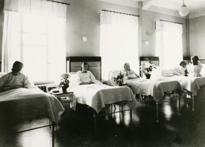 Gedeelte van een ziekenzaal, 's-Hertogenbosch 1932 (foto: A.C. Verhees, collectie Erfgoed 's-Hertogenbosch nr. 0027747)  