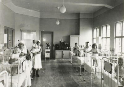 Ziekenzaal op de afdeling Kinderverpleegkunde, 's-Hertogenbosch 1932 (foto: A.C. Verhees, collectie Erfgoed 's-Hertogenbosch nr. 0027778)