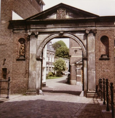 Geopende poort van het Groot Ziekengasthuis, met zicht op het oude gedeelte. Voor de poort de brug over de Binnendieze. 's-Hertogenbosch 1963 (foto: J.A.M. Roelands, collectie Erfgoed 's-Hertogenbosch nr. 0038343)