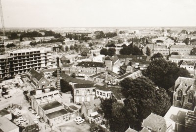 Luchtopname vanaf de Sint Janstoren naar het noorden. Centraal het Groot Ziekengasthuis met links nieuwbouw van de uitbreiding, 's-Hertogenbosch 1967 (foto: Fotopersbureau Het Zuiden, collectie Erfgoed 's-Hertogenbosch nr. 0041306)