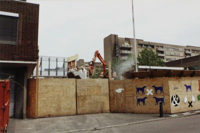 Sloop van het politiebureau aan hte Burgemeester Loeffplein, gezien vanaf de hoek Pastoor de Kroonstraat. Op de achtergrond rechts het Groot Ziekengasthuis, 's-Hertogenbosch 1994 (foto: Albert Schreurs, collectie Erfgoed 's-Hertogenbosch nr. 0050683) 