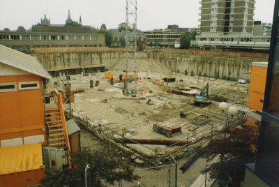 Bouwput Arena, gezien vanuit het Stadsarchief. Op de achtergrond het Groot Ziekengasthuis, 's-Hertogenbosch 1996 (foto: Peter Vaessen, collectie Erfgoed 's-Hertogenbosch nr. 0055476)