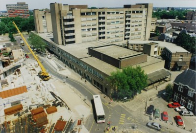 Gezicht op de in aanbouw zijnde Arena (links) met Lange Tolbrugstraat, Groot Ziekengasthuis en voormalig Mariapaviljoen, 's-Hertogenbosch 1997 (foto: Peter Vaessen, collectie Erfgoed 's-Hertogenbosch nr. 0057685)