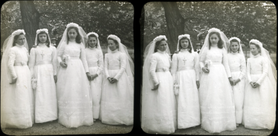 Communicanten. De vijf jonge vrouwen zijn gekleed in witte jurk en dragen een sluier, geheel rechts Isabella Dor. , omstreeks 1900