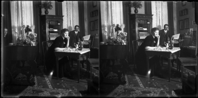 Anne-Marie Dor schrijvend aan tafel 