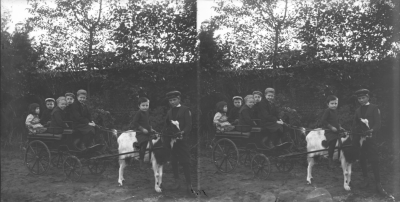Vijf kinderen, waaronder Frans Dor, zittend in een bokkenwagen. Felix Dor zit op de geit., omstreeks 1905
