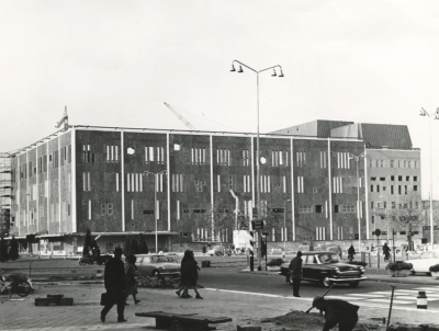 De bouw van de Bijenkorf op het 18 Septemberplein, gezien vanaf het Stationsplein, 1969