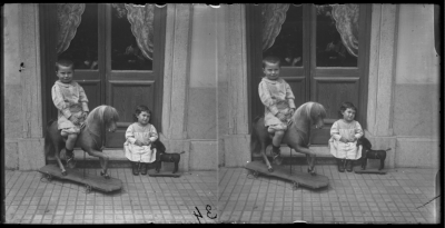 De kinderen Felix en Frans Dor poseren met hun speelgoedpaardjes., omstreeks 1902