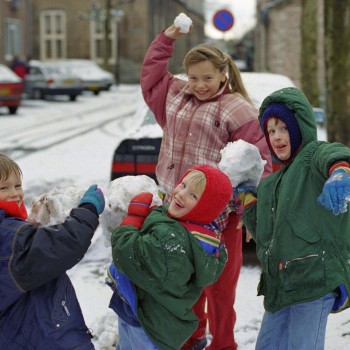 Kinderen met sneeuwballen