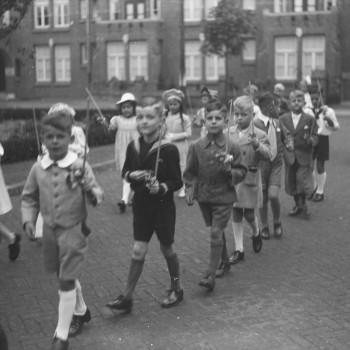 jongen in korte broek
