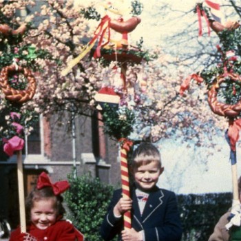 kinderen met palmpasenstokken