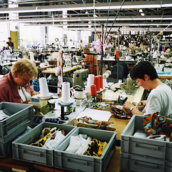 Vrouwen aan het werk in de fabriekshal van Iduna, Uden 2001