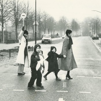 Klaarovers helpen overstekende kinderen, Overloon 1981