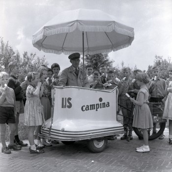 Kinderen rond een ijscokar van Campina
