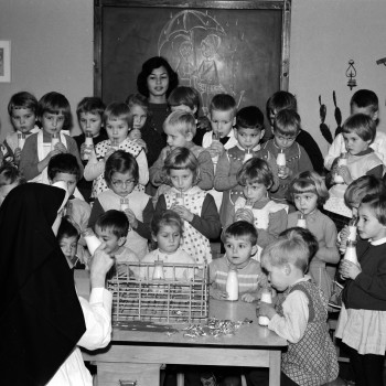 Schoolklas aan de schoolmelk, Oss 1962 (foto: Daan Scholte, Stadsarchief Oss nr. DSN0018_00600)