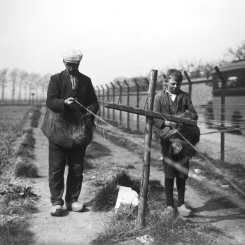 Foto van touwslagers aan het werk, Grave 1930 (foto: Fotopersbureau Het Zuiden, collectie BHIC nr. 1638-001737)