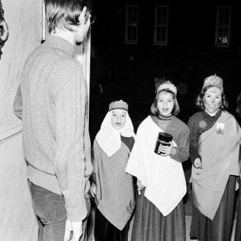 Driekoningenzangertjes aan de deur, Breda 1972 (foto: BN De Stem / Johan van Gurp, collectie Stadsarchief Breda nr. JVG19720106013)  
