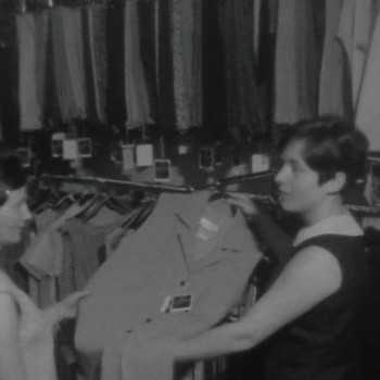 winkeljuffrouw toont kleding