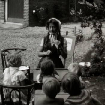 Schooltje spelen in de tuin