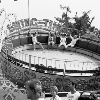 Bezoekers van de kermis in de Swing-Time.