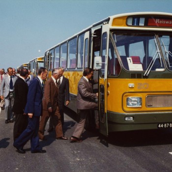 Minister Westerterp stapt in de gele streekbus, Ravenstein 1975 (foto: fotograaf onbekend, collectie BHIC nr. RVS-002654)