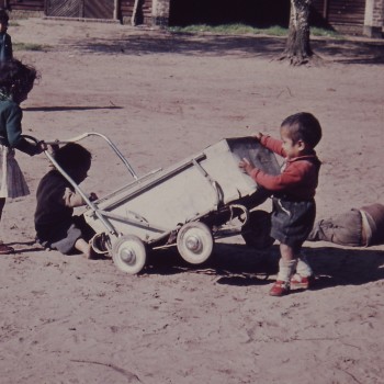 Spelen op het terrein van woonoord Lunetten, Vught jaren 60 (foto: J. Ahrens, collectie BHIC nr. DCVUG-000259)