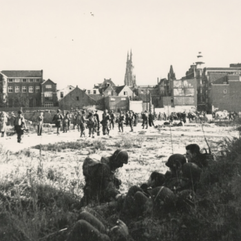 Amerikaanse soldaten trekken via de Demer naar het centrum