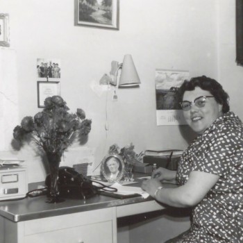 Ria van dijk op het kantoor van haar drogisterij.