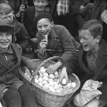 Eieren bedelen, Helvoirt 1937 (foto: Fotopersbureau Het Zuiden, collectie BHIC nr. 1631-000780)