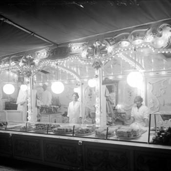 Oliebollenkraam van F. Gersen tijdens de kermis, 's-Hertogenbosch 1935 (foto: fotograaf onbekend, collectie Erfgoed 's-Hertogenbosch nr. 0025681)
