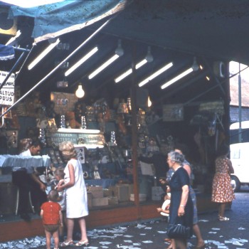 'Kinderen altijd prijs' bij de kermis op de Bosscheweg, Den Dungen jaren 50 (foto: pastoor W. Cox, collectie BHIC nr. 1775-000431-025)