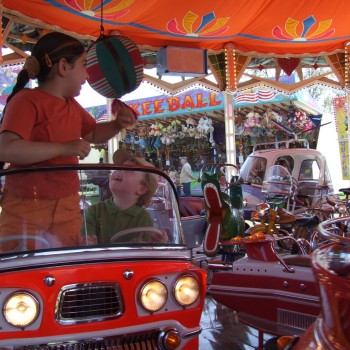 De 'flos' in de draaimolen voor een gratis extra rit, Bergen op Zoom 2007 (foto: gemeente Bergen op Zoom, collectie West-Brabants Archief nr. BoZDig00602)
