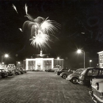 Vuurwerk boven de Markt, Veghel ca. 1970 (foto: Harry van Liempd, collectie BHIC nr. BCV5496)