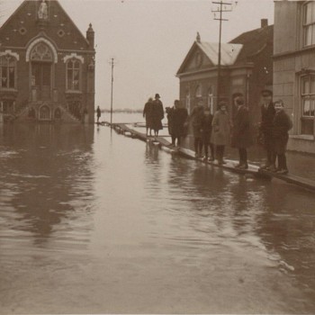 Het overstroomde plein voor het raadhuis in de Maasstraat, Cuijk 2 januari 1926 (foto: maker onbekend, collectie BHIC nr. CUI0468)