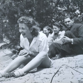 Roosje Glaser met camera, 1942 (foto via Roosje Glaser Foundation)